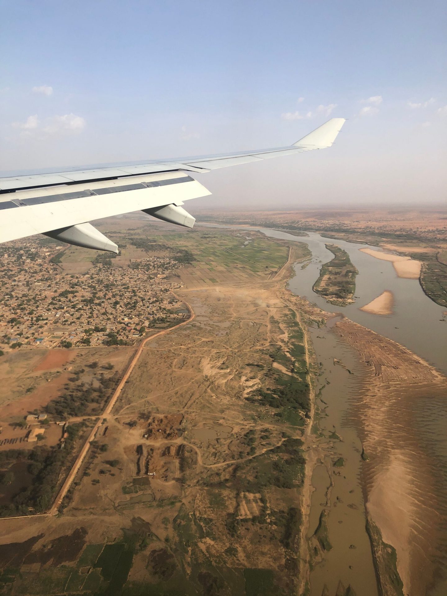 Vue aérienne du fleuve Niger et des abords de Niamey